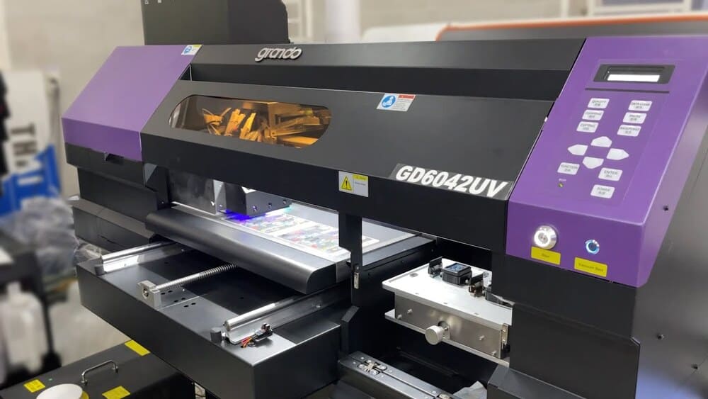 Máy In UV DTF – Công Nghệ In Trực Tiếp Chuyển Nhiệt Hiện Đại Nhất 2025