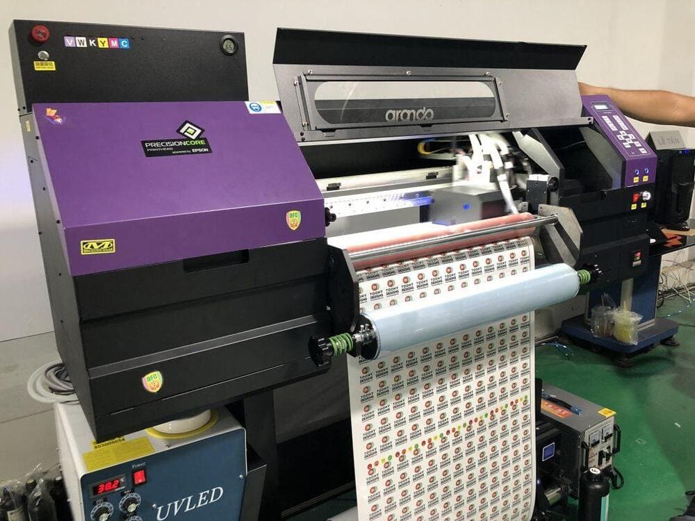 Máy In UV DTF – Công Nghệ In Trực Tiếp Chuyển Nhiệt Hiện Đại Nhất 2025