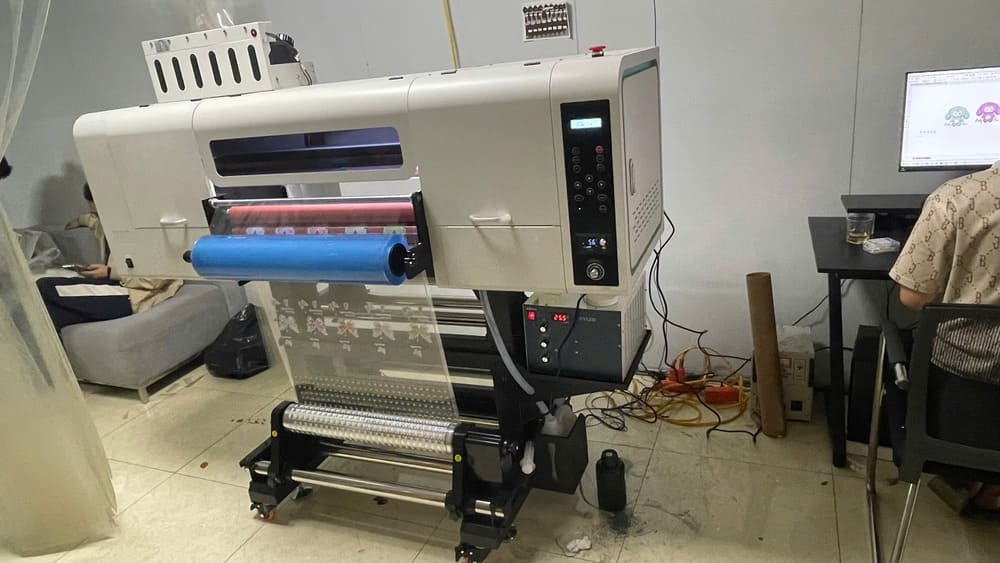 Máy In UV DTF – Công Nghệ In Trực Tiếp Chuyển Nhiệt Hiện Đại Nhất 2025