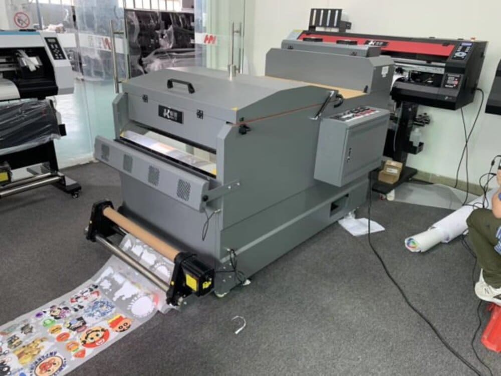 So Sánh Các Dòng Máy In UV: Phẳng – Cuộn – DTF – PET, Nên Chọn Loại Nào?